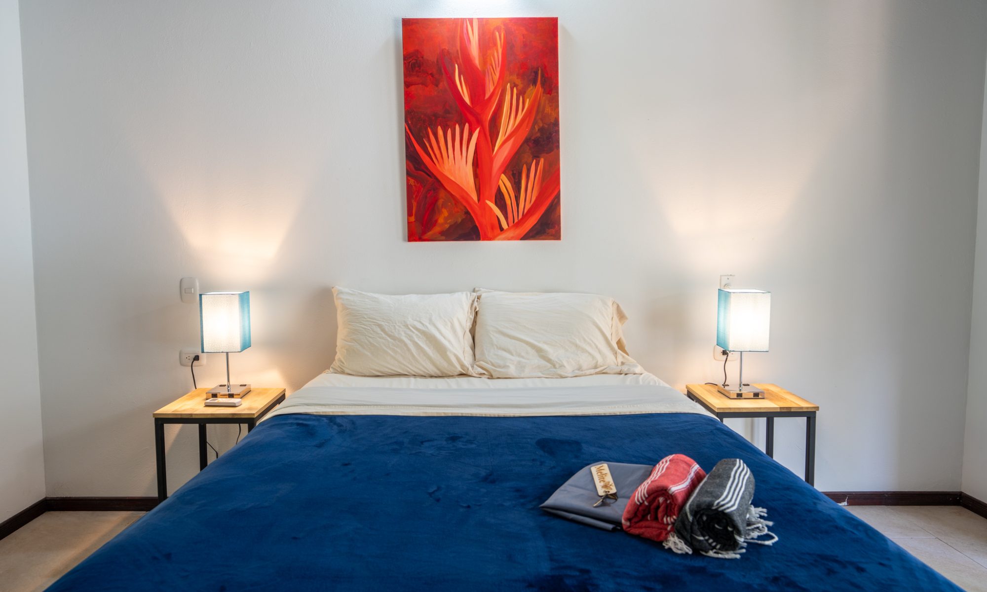 Queen size single room shared bathroom 2