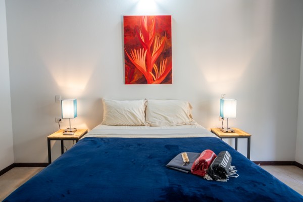 Queen size single room shared bathroom 2